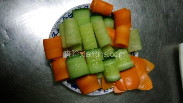 用盐水泡一下，卷起来。