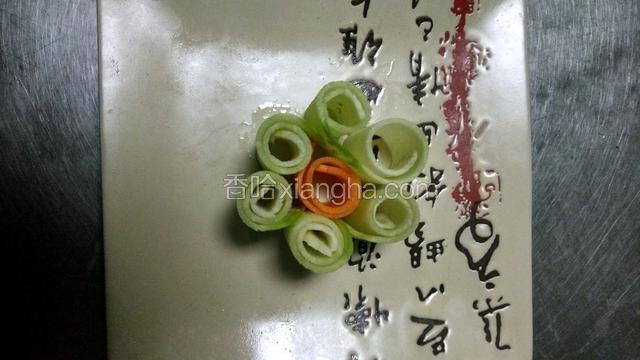 把卷起的卷竖放几个在盘中央。