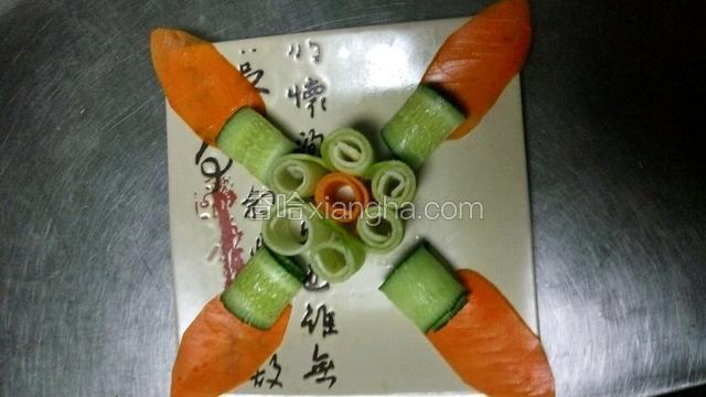 挨着中心卷向外放射摆四个。