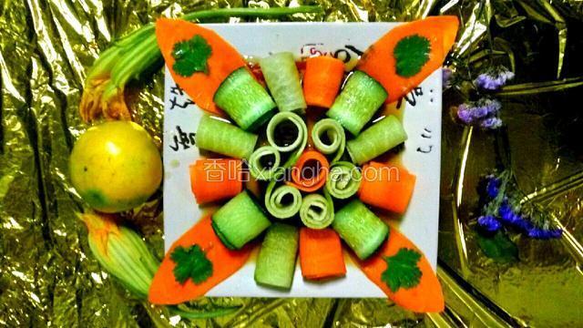 摆完整的菜肴。