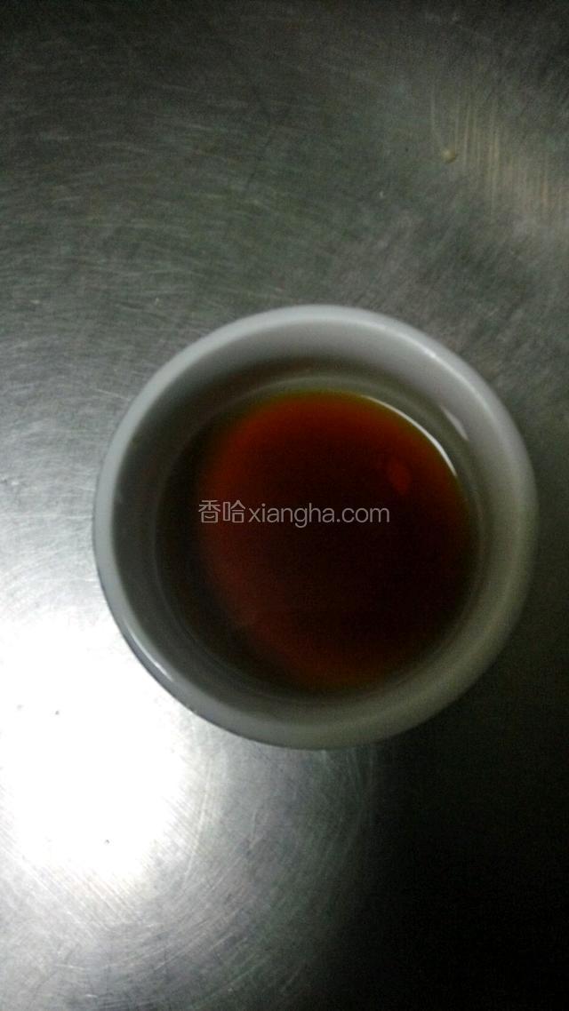 ！把盐，生抽，香醋，鸡粉，香油调兑成汁。