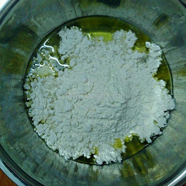 加入糯米粉搅拌均匀,