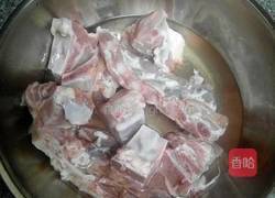 小白菜排骨汤的做法图解1