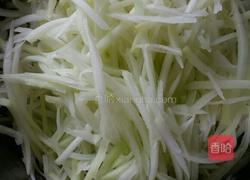 韭菜花炒洋瓜丝的做法图解1