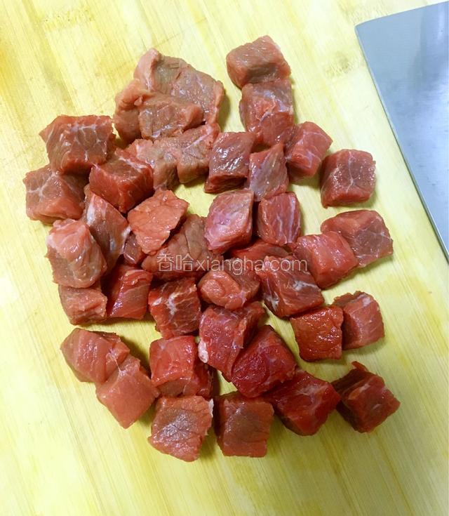 牛肉洗净切成小块，放入盘中备用。