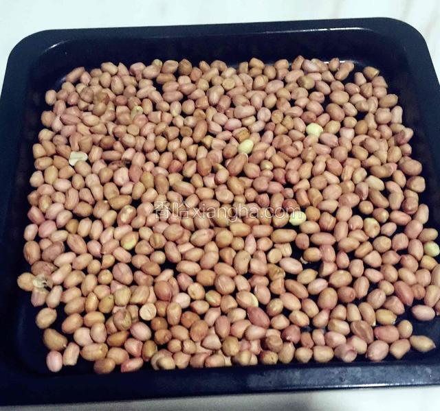 生花生米放入烤盘，130度烤制40分钟左右，也可以用熟芝麻或者熟花生米代替。