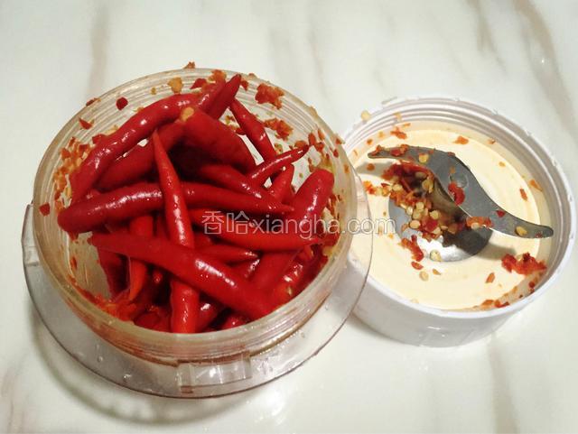 辣椒用料理机打碎，或者用刀剁碎