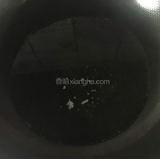 锅内放入大量食用油烧热