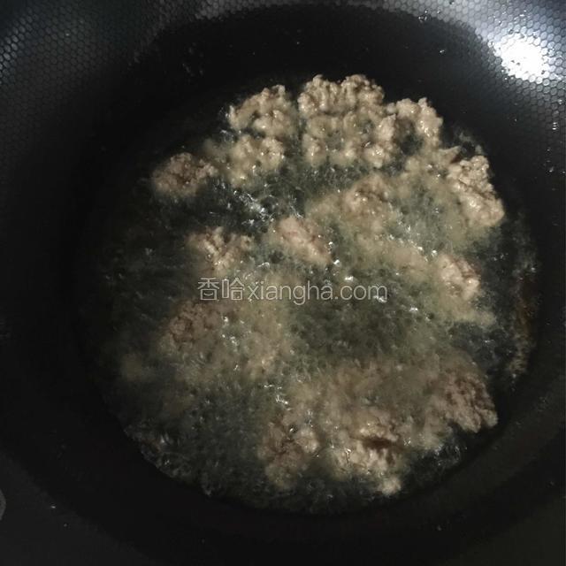 放入肉泥，炒至肉末熟透收干水分