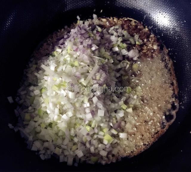 加入姜蒜，洋葱，大葱末，翻炒至水份收干