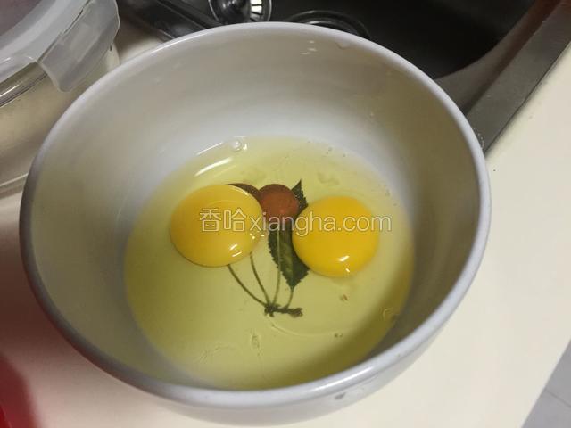 鸡蛋打散加入适量玉米淀粉混合均匀