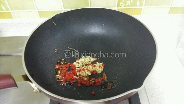 热油锅下红椒、蒜末煸香，加入蚝油。