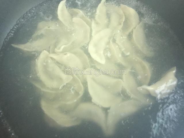 锅中加入适量水和少许盐煮开后放入饺子煮两分钟、饺子全部入锅后，用木铲深入锅底，轻轻搅动几下，防止部分饺子粘在锅底、