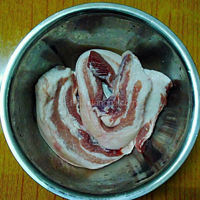 准备好五花肉