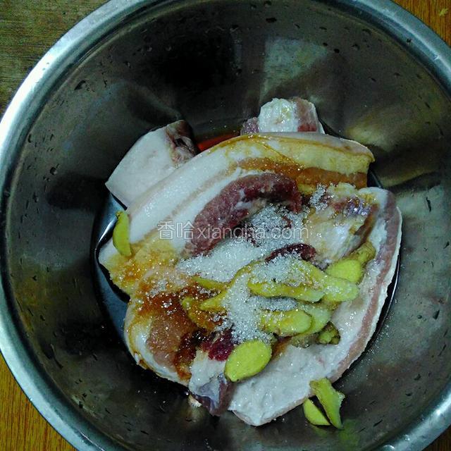 把肉洗干净:加入料酒:酱油:姜片:白糖:盐:搓揉均匀入味:放冰箱淹渍4个小时左右