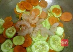 胡萝卜黄瓜炒虾仁的做法图解6