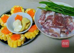 玉米排骨汤的做法图解1