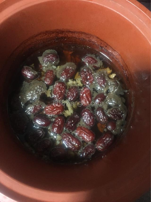 小火慢炖约两小时后加入冰糖调味