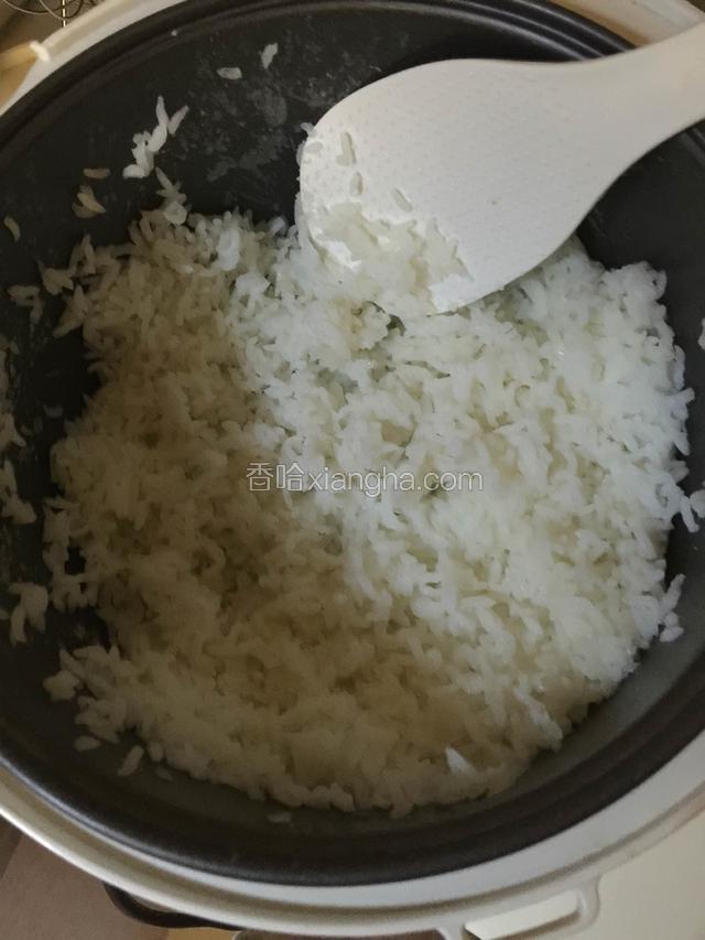 大米洗净放入锅中蒸熟