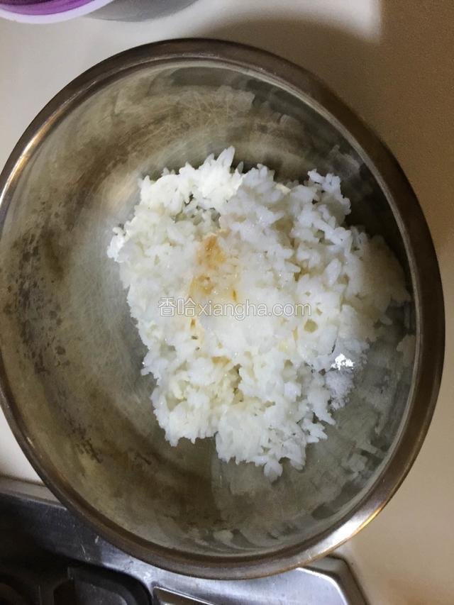 趁热放入白糖、盐、白醋和芝麻油拌匀