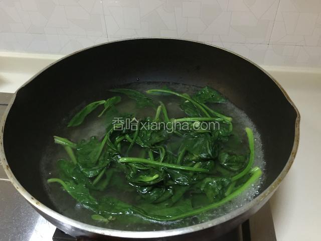 菠菜洗净，锅中倒入适量清水烧开后放入菠菜焯水，过凉水备用