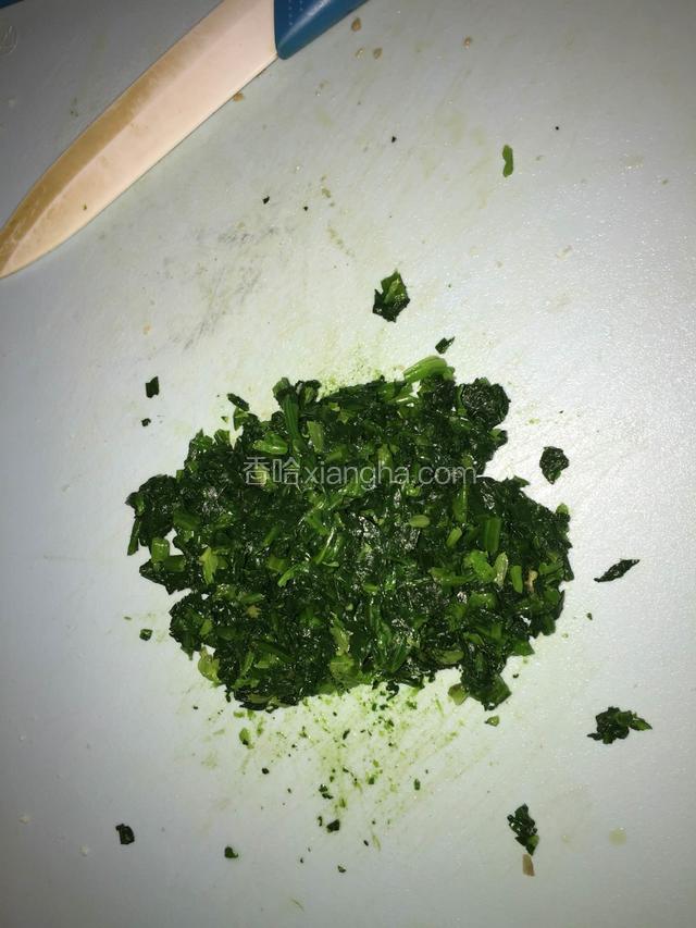 菠菜拧干水分，切成菠菜碎