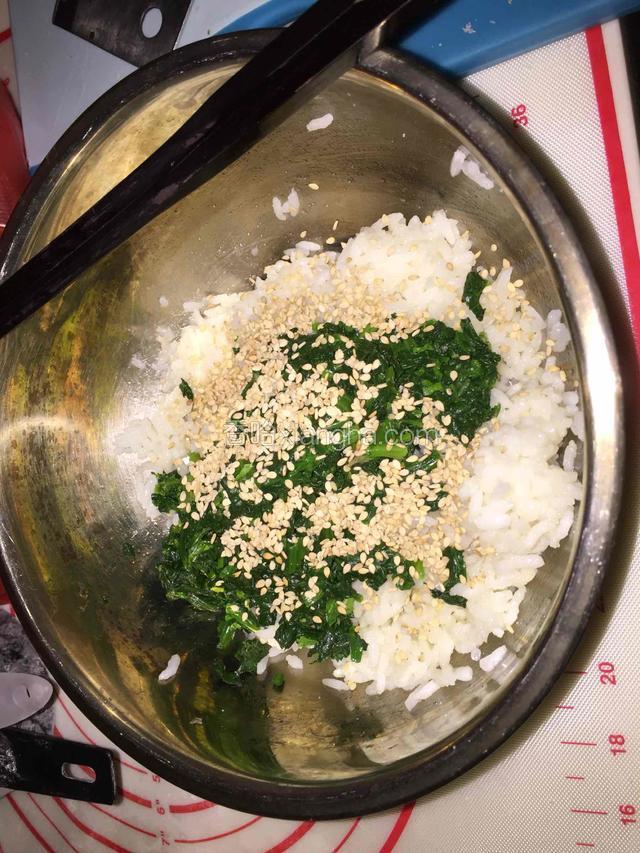 拌匀的米饭放入菠菜碎，适量白芝麻