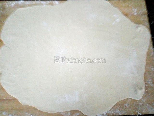 把面团放在案板上揉搓排气，擀成个大面片