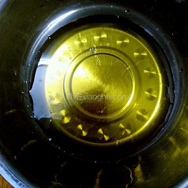 把转化糖桨倒入盆中,加入枧水搅拌均匀