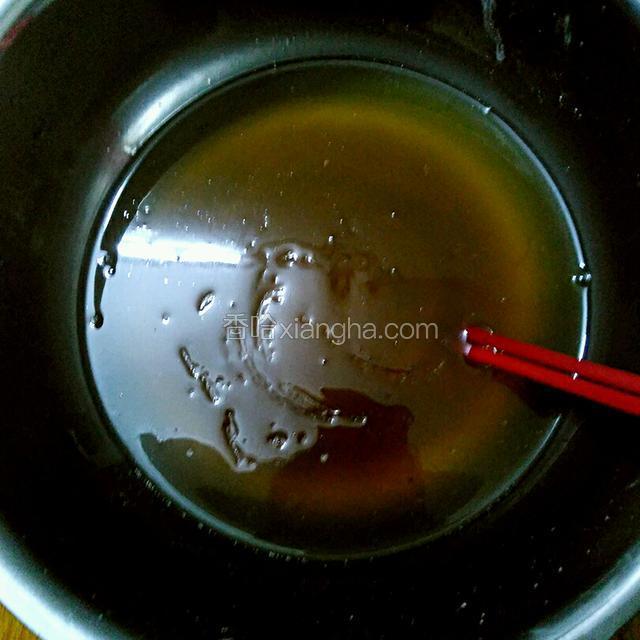 加入食用油搅拌均匀
