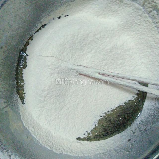 过筛入面粉搅拌均匀