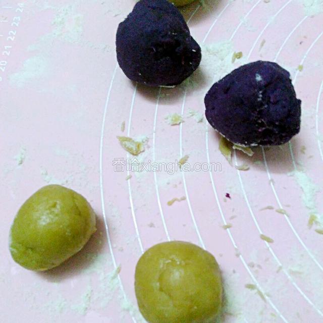 把面皮分成15克左右大小.馅料分成35克左右