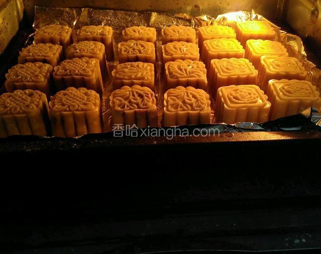 烤箱预热中层190度烤25钟:烤到15分时表面刷第一回蛋黄液,然后过5分钟涮第二回蛋液:然后在烤5分钟上色了就好了