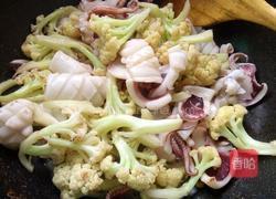 花菜炒鱿鱼的做法图解6