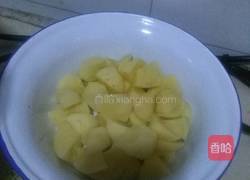 鸡骨架炖土豆的做法图解2