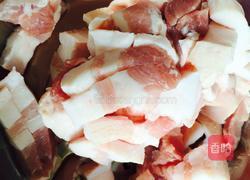 红曲红烧肉的做法图解1