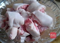 炖猪蹄的做法图解1