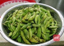 凉拌毛豆的做法图解1