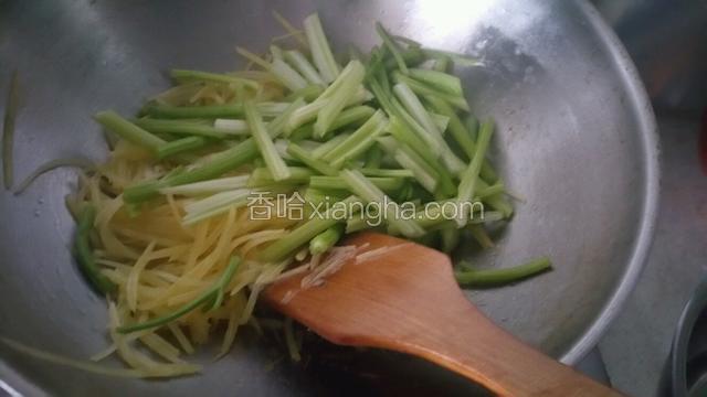锅中加入适量油下土豆丝煸炒片刻即可放入芹菜