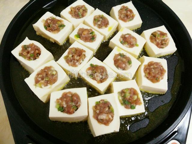 下锅煎至两面金黄（我用电饼档煎的，不用担心煎糊）