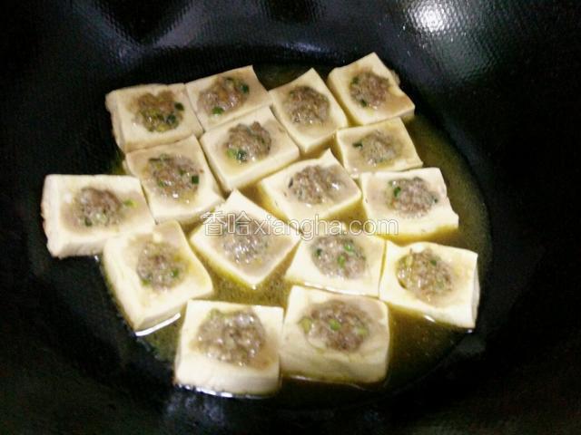 放入少量清水，加入生抽，少量盐，豆腐，盖锅盖转小火焖煮几分钟