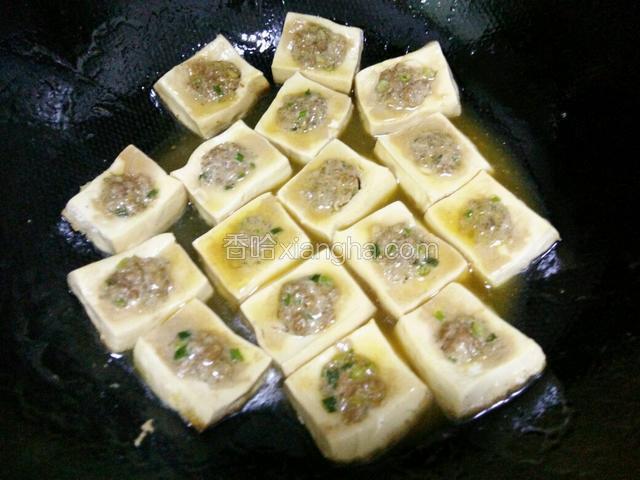 待汤汁快干时，加入淀粉勾芡一下就可以起锅了