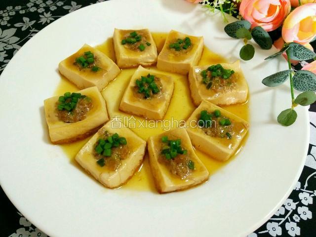 葱花勾芡的时候放，我为了拍照所以装盘后点缀在上面