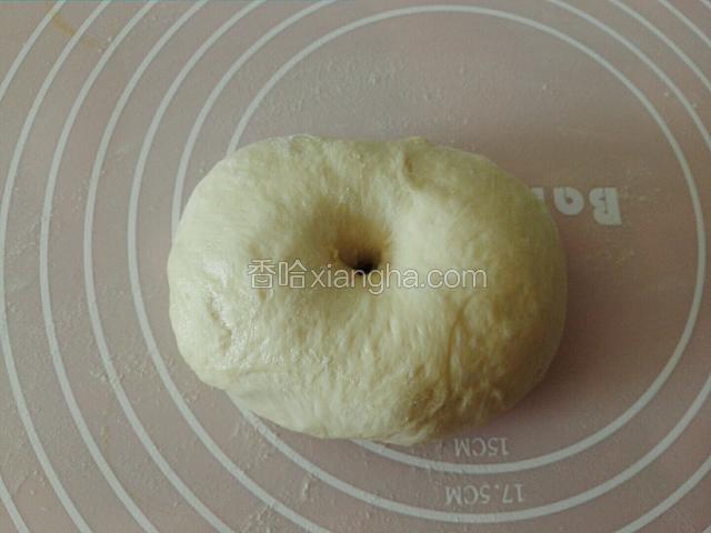 面发酵好，用手指戳坑不回缩