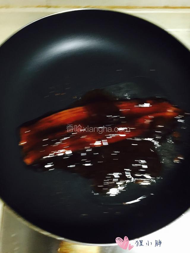 锅内入少量油，小火煎制，这种鳗鱼自带酱汁，已经腌制好了，很方便