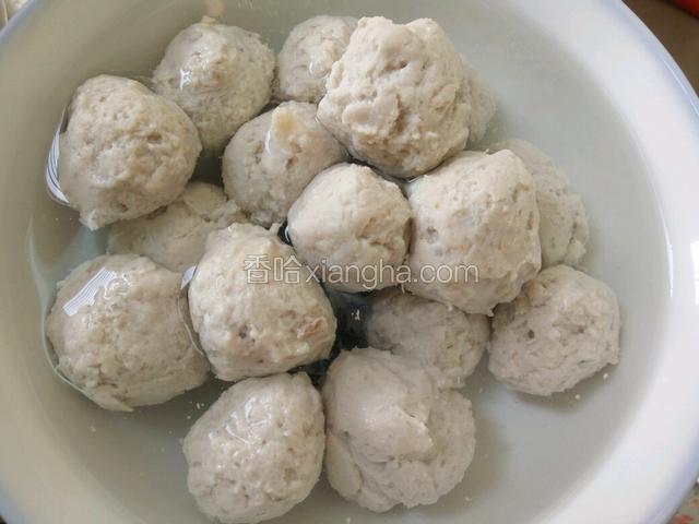 大火汆熟丸子，过冷水，再放在冷水里备用。汆丸子的水装起备用