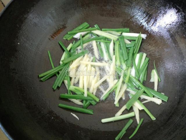 锅内下油烧热，爆香葱和姜