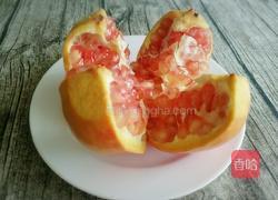 鲜榨石榴汁的做法图解3