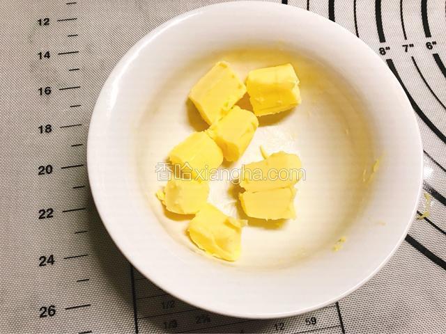 黄油切小块备用。放入厨师机继续和面，直到出膜。