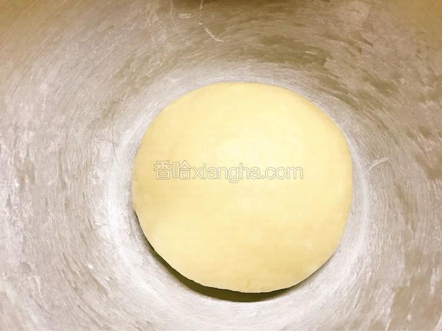 面团滚圆后，盆上盖湿纱布，发酵至2倍大。